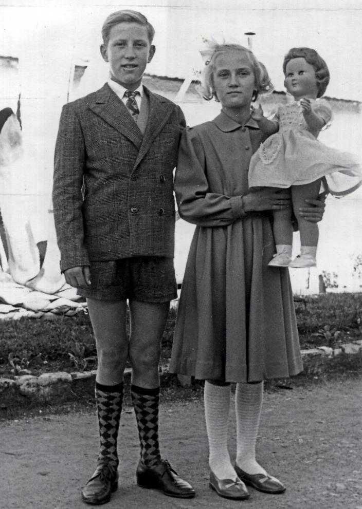 Nada with her brother Radimir as children 